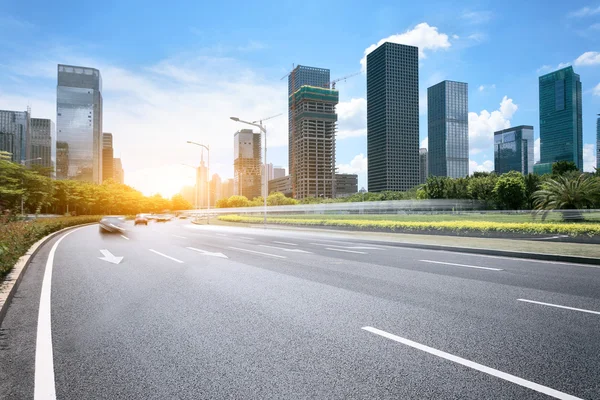 Asfalt yol, modern bir şehir — Stok fotoğraf