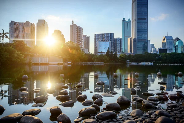 除了在夕阳下的摩天大楼的湖 — 图库照片