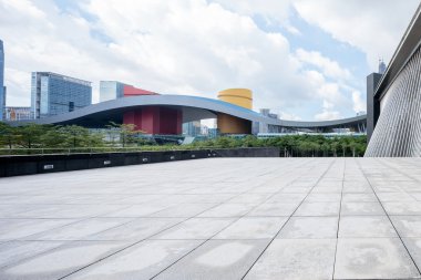 cam Simgesel Yapı Merkezi Meydanı'nda yer alan