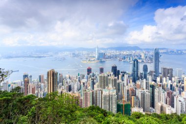 bir dağ ve nehir yanı sıra şehir gökdelenler