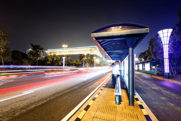 Gare routière à côté d'une route la nuit — Photo