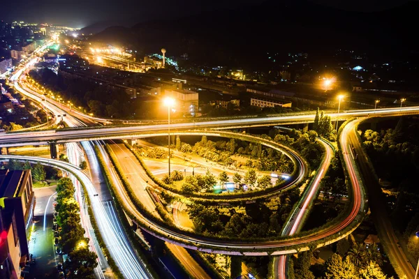 Viaduto em uma cidade moderna — Fotografia de Stock