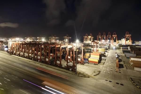 Container in der Nacht im Hafen — Stockfoto