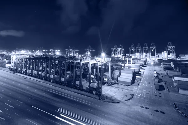 Контейнеры в гавани ночью — стоковое фото
