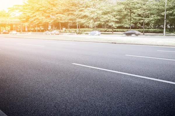 Empty asphalt road in modern city — Stock Photo, Image