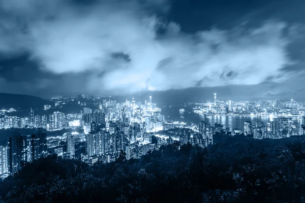 Rundumblick auf Wolkenkratzer in einer modernen Stadt — Stockfoto