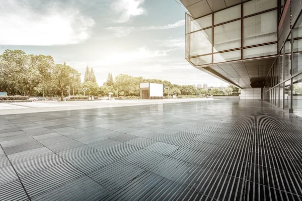 Piazza moderna e grattacieli — Foto Stock