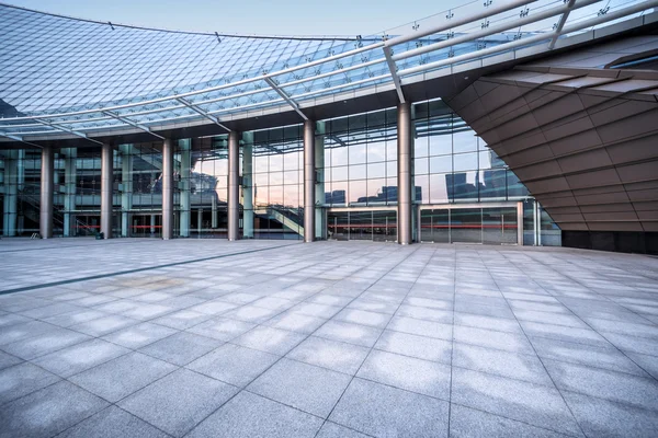 Piazza moderna e grattacieli — Foto Stock