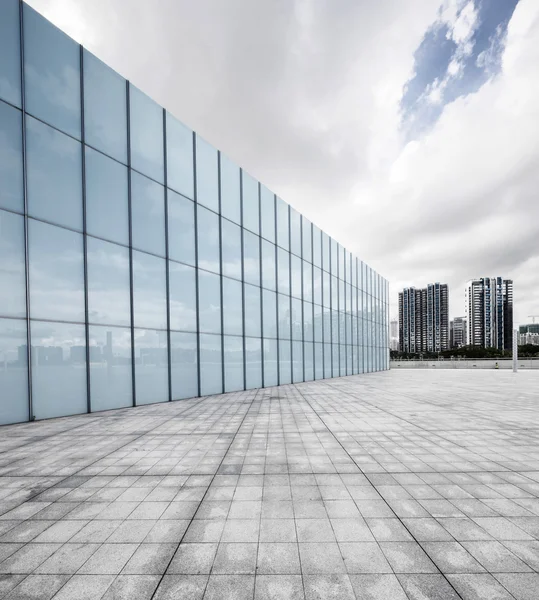 Plaza moderna y rascacielos — Foto de Stock