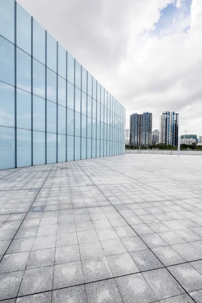 Plaza moderna y rascacielos — Foto de Stock