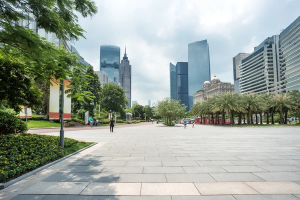 Plaza moderna y rascacielos —  Fotos de Stock