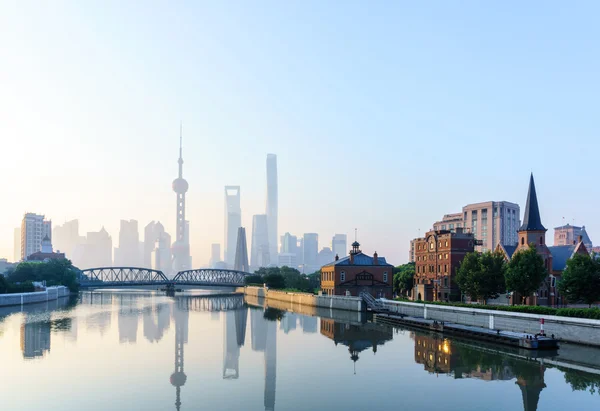 岸に上海のランドマークとの橋 — ストック写真