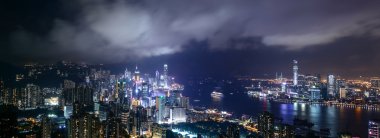 Gökdelenler ve bir nehir manzarası