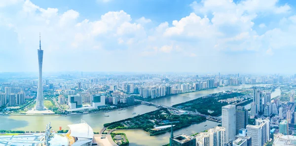 Panorama van wolkenkrabbers en een rivier — Stockfoto