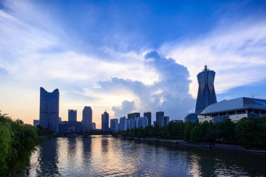 bir kenara gökdelenler ile kanal