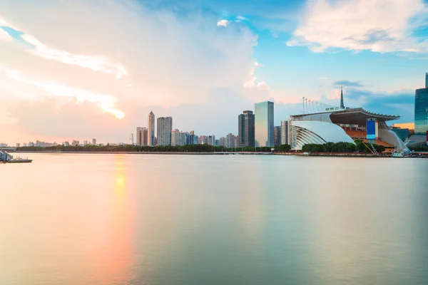 与一旁的摩天大楼的通道 — 图库照片