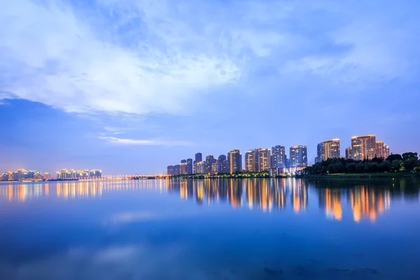 La superficie del río al atardecer con metrópolis —  Fotos de Stock