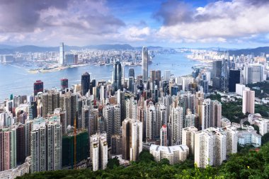 Gökdelenler ve bir nehir manzarası