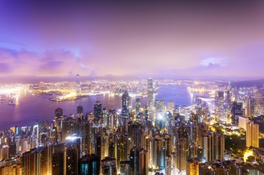 Gökdelenler ve bir nehir manzarası