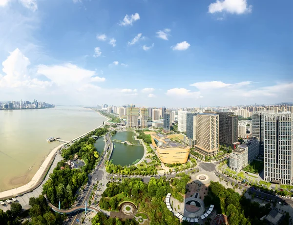 Panorama von Wolkenkratzern und Fluss — Stockfoto