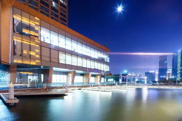 Stadhuis van een moderne stad bij nacht — Stockfoto