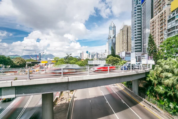 Viadukt blandt moderne skyskrabere - Stock-foto