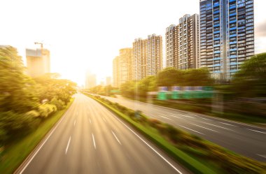 alacakaranlık altında modern şehirde boş asfalt yol