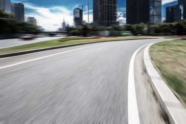 Modern şehirde boş asfalt yolu