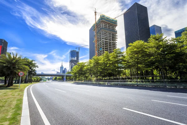 Estrada de asfalto vazia na cidade moderna — Fotografia de Stock