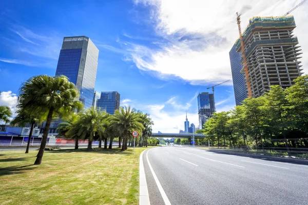 Estrada de asfalto vazia na cidade moderna — Fotografia de Stock