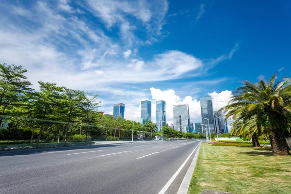 现代城市空旷的沥青路面 — 图库照片