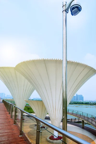 Bahnsteigbrücke und pilzförmige Lampen — Stockfoto