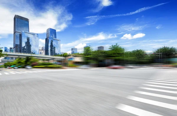 Zebra geçiş ve gökdelenler ile boş yol — Stok fotoğraf