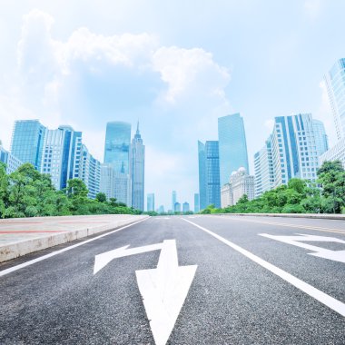 Modern şehirde boş asfalt yolu