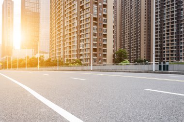 alacakaranlık altında modern şehirde boş asfalt yol