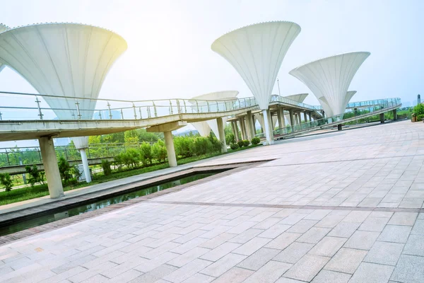 Una plaza moderna con seta en forma de lámpara —  Fotos de Stock