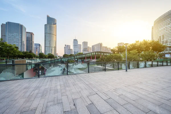 Moderne Plätze und Wolkenkratzer im Sonnenlicht — Stockfoto