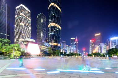 Geceleri modern meydan ve gökdelenler