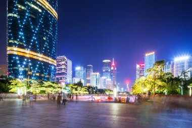 Geceleri modern meydan ve gökdelenler