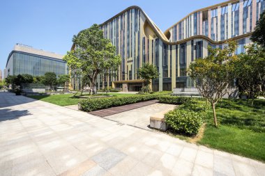 Modern köşeli ve gökdelenler güneş altında