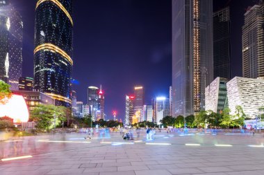 Geceleri modern meydan ve gökdelenler