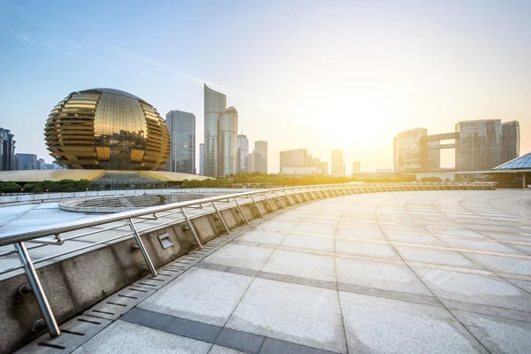 Piazza moderna e grattacieli sotto il raggio di sole — Foto Stock