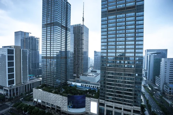 Wolkenkratzer und Villen einer modernen Stadt — Stockfoto