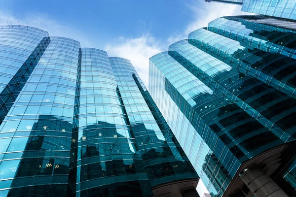 Reflejos en las paredes de cristal de los rascacielos — Foto de Stock