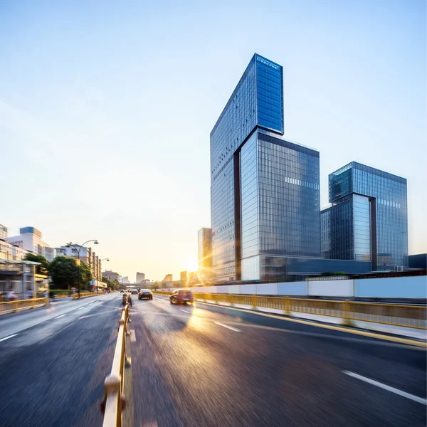 Camino de asfalto de una ciudad moderna — Foto de Stock