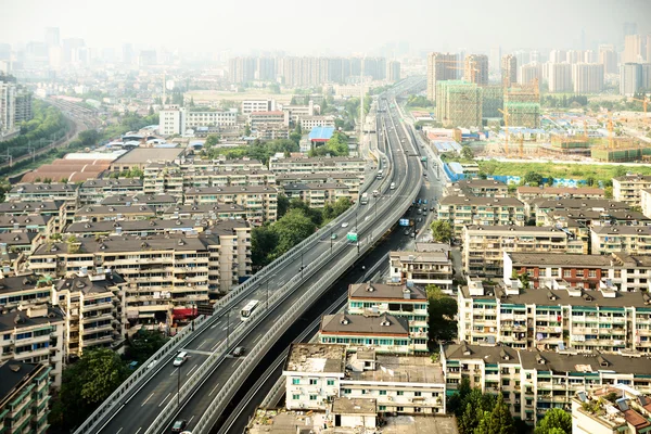 高架橋と近代的な都市の建物 — ストック写真