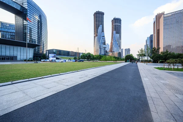 Estrada de asfalto de uma cidade moderna — Fotografia de Stock