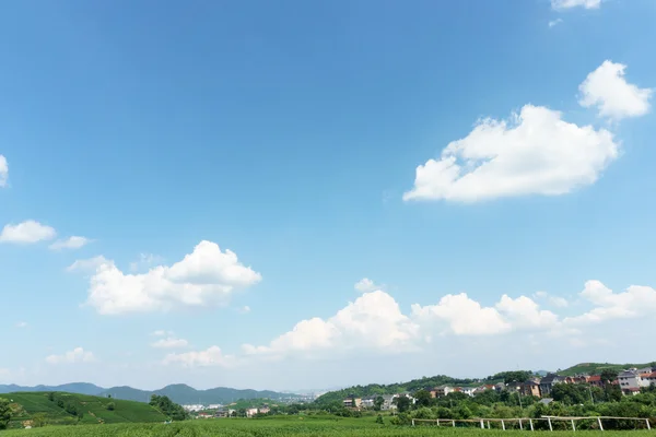 村庄下清晰，蓝蓝的天空和洁白的云朵 — 图库照片