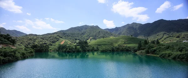 Lago claro rodeado de montañas —  Fotos de Stock