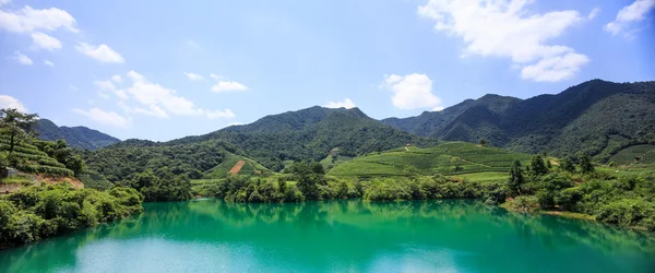 Dağlarla çevrili Gölü temizleyin — Stok fotoğraf
